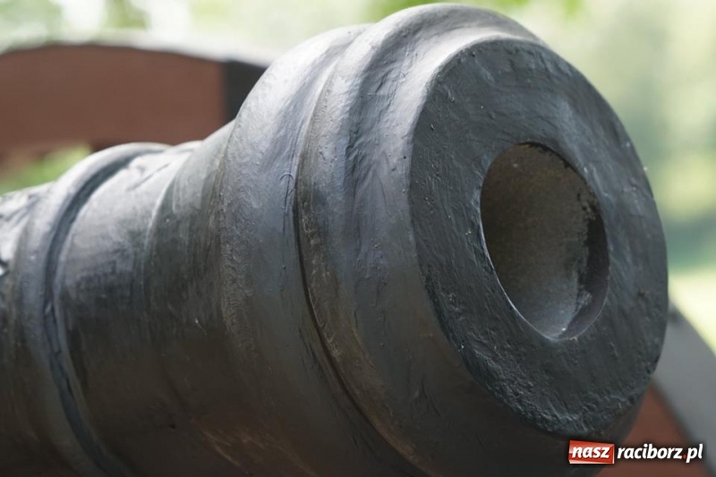 Zdjęcie w galerii na portalu naszraciborz.pl: Ludmiła gotowa do strzału. W Parku Zamkowym na stałe stanęła replika armaty wiadomości z regionu