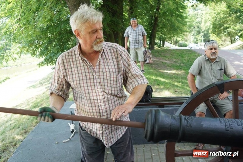 Zdjęcie w galerii na portalu naszraciborz.pl: Ludmiła gotowa do strzału. W Parku Zamkowym na stałe stanęła replika armaty wiadomości z regionu