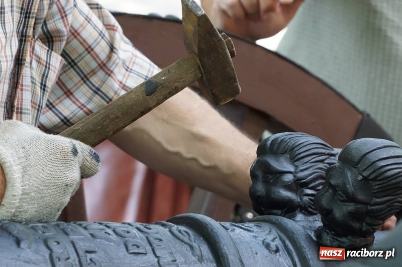 Zdjęcie w galerii na portalu naszraciborz.pl: Ludmiła gotowa do strzału. W Parku Zamkowym na stałe stanęła replika armaty wiadomości z regionu