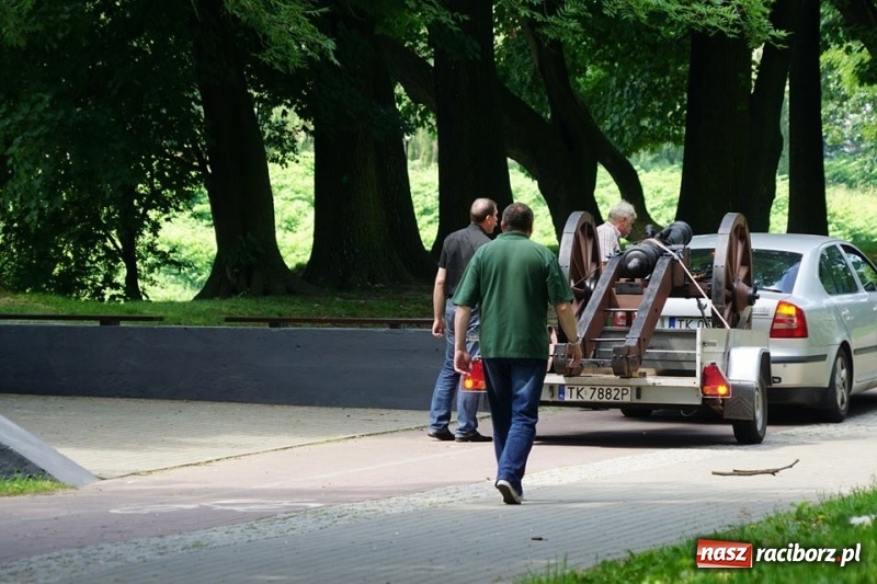 Zdjęcie w galerii na portalu naszraciborz.pl: Ludmiła gotowa do strzału. W Parku Zamkowym na stałe stanęła replika armaty wiadomości z regionu