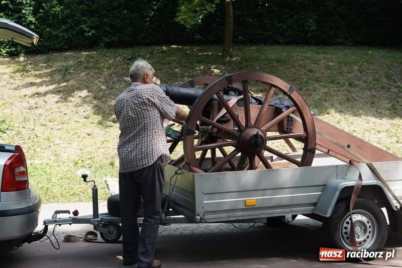 Zdjęcie w galerii na portalu naszraciborz.pl: Ludmiła gotowa do strzału. W Parku Zamkowym na stałe stanęła replika armaty wiadomości z regionu
