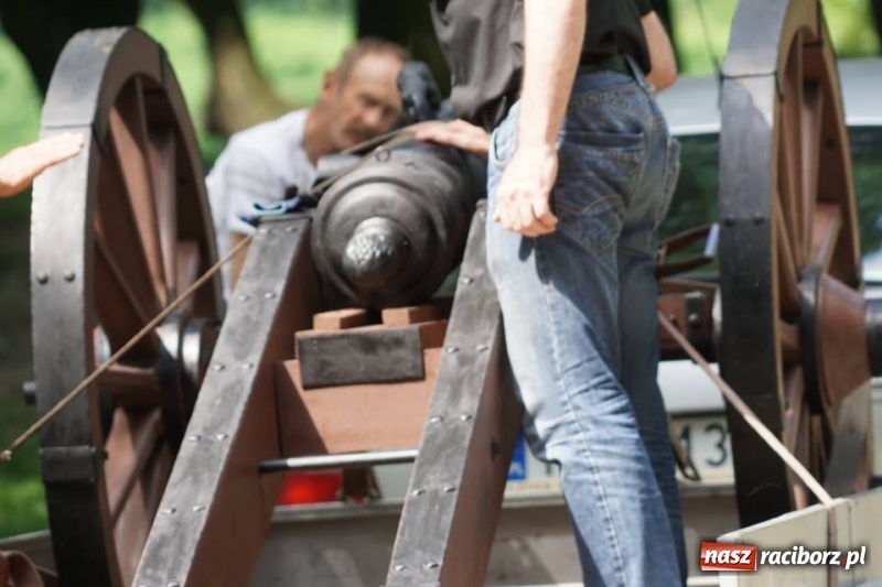 Zdjęcie w galerii na portalu naszraciborz.pl: Ludmiła gotowa do strzału. W Parku Zamkowym na stałe stanęła replika armaty wiadomości z regionu