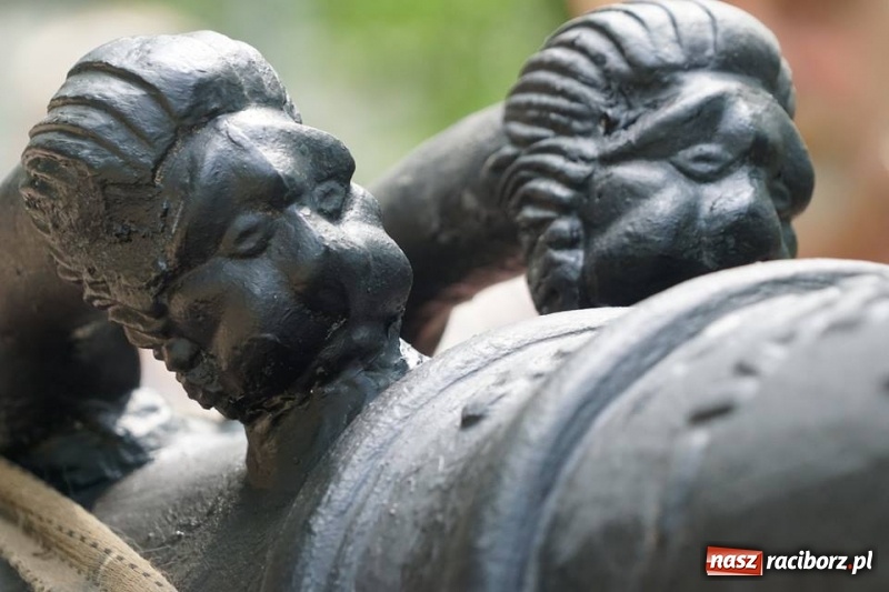 Zdjęcie w galerii na portalu naszraciborz.pl: Ludmiła gotowa do strzału. W Parku Zamkowym na stałe stanęła replika armaty wiadomości z regionu