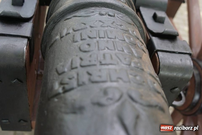 Zdjęcie w galerii na portalu naszraciborz.pl: Ludmiła gotowa do strzału. W Parku Zamkowym na stałe stanęła replika armaty wiadomości z regionu