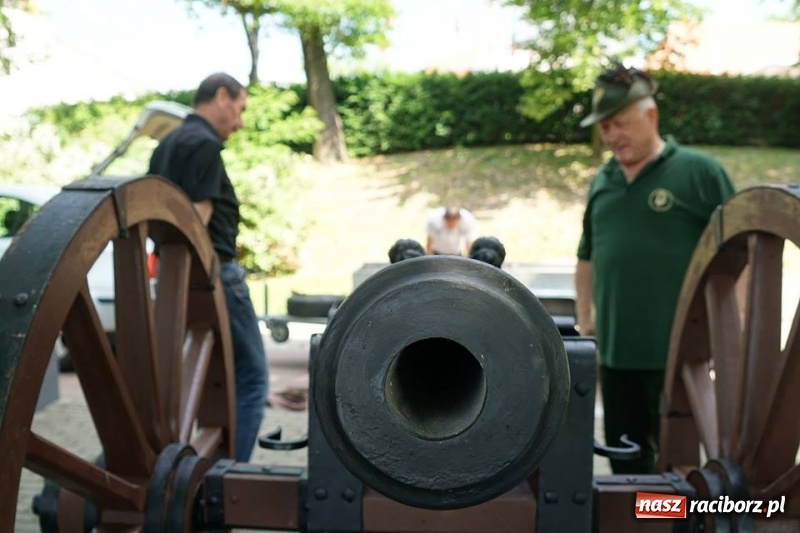 Zdjęcie w galerii na portalu naszraciborz.pl: Ludmiła gotowa do strzału. W Parku Zamkowym na stałe stanęła replika armaty wiadomości z regionu