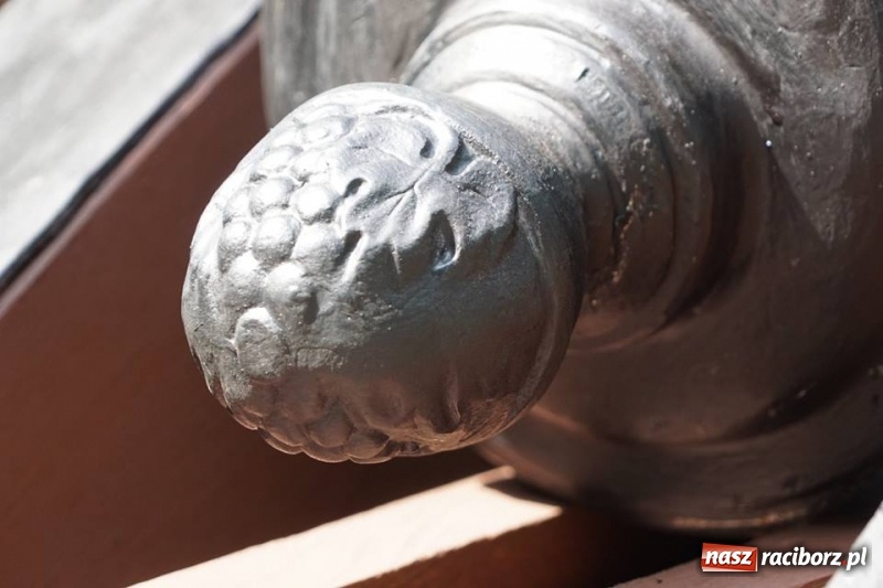 Zdjęcie w galerii na portalu naszraciborz.pl: Ludmiła gotowa do strzału. W Parku Zamkowym na stałe stanęła replika armaty wiadomości z regionu