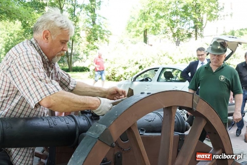 Zdjęcie w galerii na portalu naszraciborz.pl: Ludmiła gotowa do strzału. W Parku Zamkowym na stałe stanęła replika armaty wiadomości z regionu
