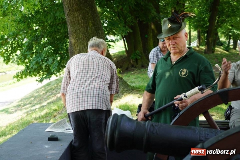Zdjęcie w galerii na portalu naszraciborz.pl: Ludmiła gotowa do strzału. W Parku Zamkowym na stałe stanęła replika armaty wiadomości z regionu