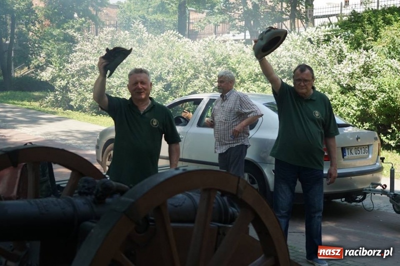 Zdjęcie w galerii na portalu naszraciborz.pl: Ludmiła gotowa do strzału. W Parku Zamkowym na stałe stanęła replika armaty wiadomości z regionu