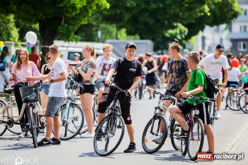 Zdjęcie w galerii na portalu naszraciborz.pl: Uczniowska rowerowa masa krytyczna na ulicach Raciborza FOTO i WIDEO wiadomości z regionu