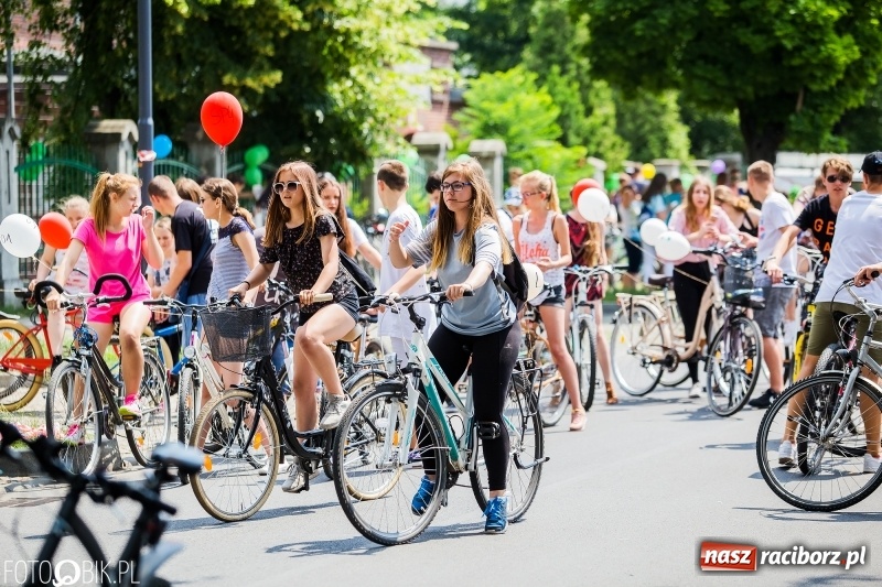 Zdjęcie w galerii na portalu naszraciborz.pl: Uczniowska rowerowa masa krytyczna na ulicach Raciborza FOTO i WIDEO wiadomości z regionu