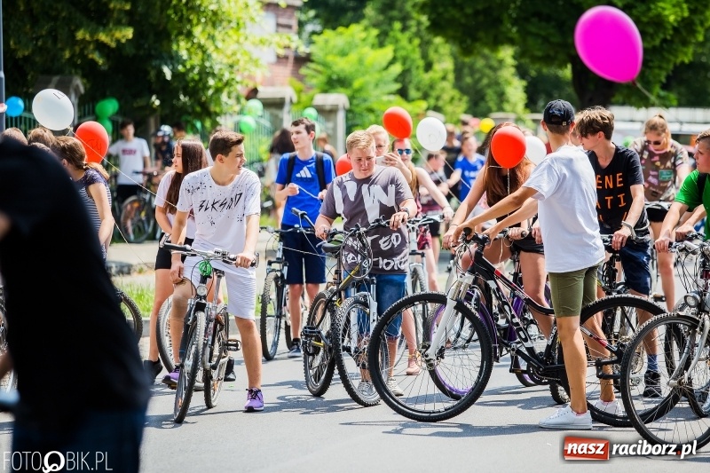 Zdjęcie w galerii na portalu naszraciborz.pl: Uczniowska rowerowa masa krytyczna na ulicach Raciborza FOTO i WIDEO wiadomości z regionu