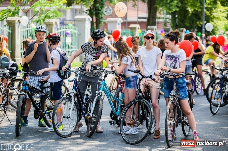 Zdjęcie w galerii na portalu naszraciborz.pl: Uczniowska rowerowa masa krytyczna na ulicach Raciborza FOTO i WIDEO wiadomości z regionu