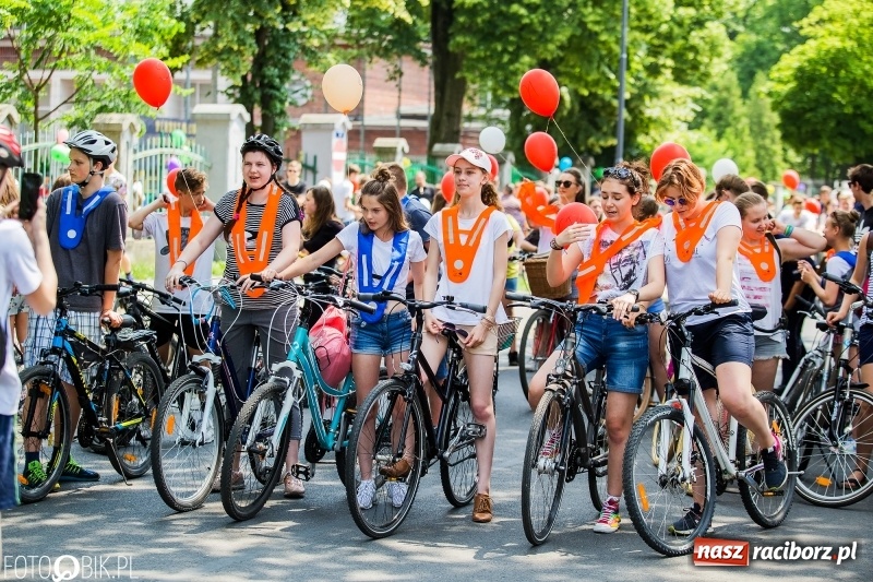 Zdjęcie w galerii na portalu naszraciborz.pl: Uczniowska rowerowa masa krytyczna na ulicach Raciborza FOTO i WIDEO wiadomości z regionu