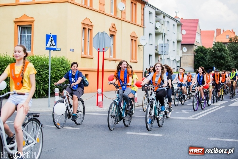 Zdjęcie w galerii na portalu naszraciborz.pl: Uczniowska rowerowa masa krytyczna na ulicach Raciborza FOTO i WIDEO wiadomości z regionu