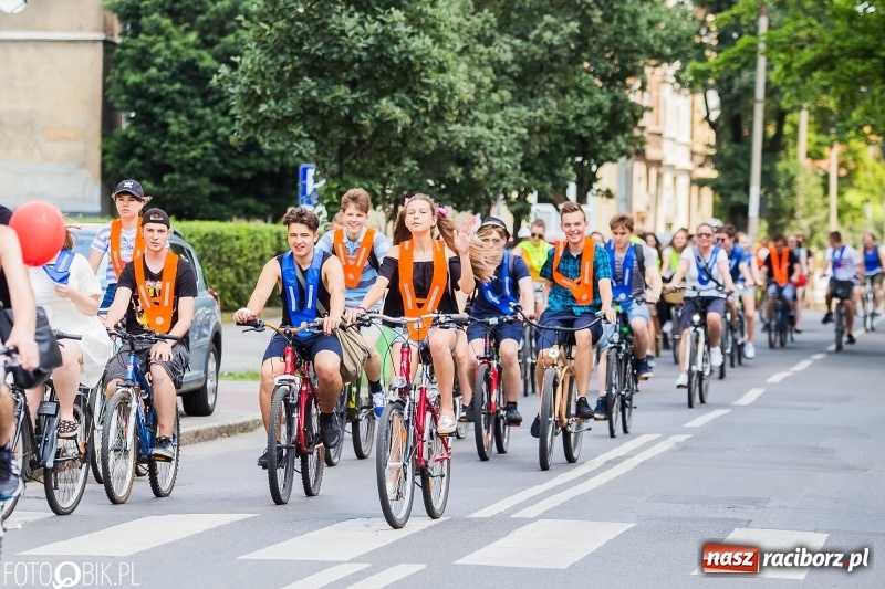 Zdjęcie w galerii na portalu naszraciborz.pl: Uczniowska rowerowa masa krytyczna na ulicach Raciborza FOTO i WIDEO wiadomości z regionu