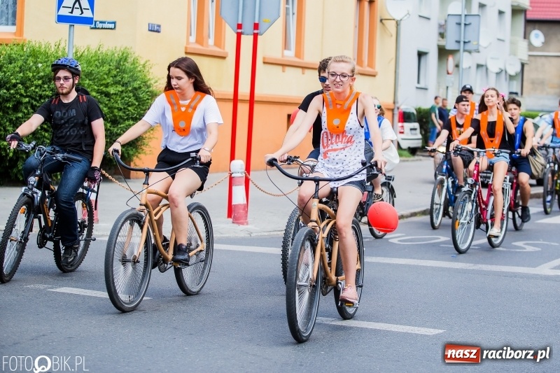 Zdjęcie w galerii na portalu naszraciborz.pl: Uczniowska rowerowa masa krytyczna na ulicach Raciborza FOTO i WIDEO wiadomości z regionu