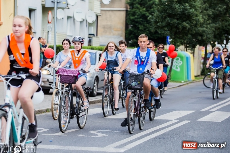 Zdjęcie w galerii na portalu naszraciborz.pl: Uczniowska rowerowa masa krytyczna na ulicach Raciborza FOTO i WIDEO wiadomości z regionu