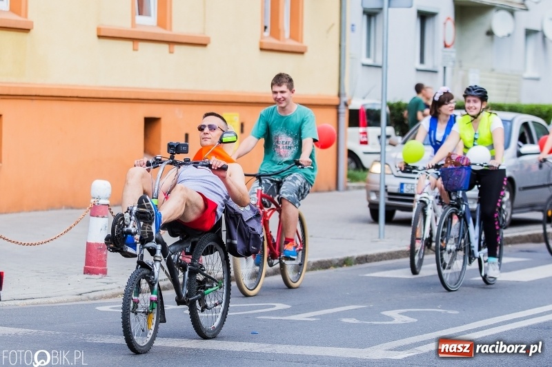 Zdjęcie w galerii na portalu naszraciborz.pl: Uczniowska rowerowa masa krytyczna na ulicach Raciborza FOTO i WIDEO wiadomości z regionu