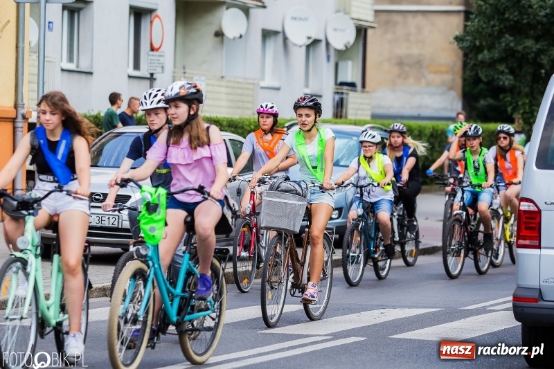 Zdjęcie w galerii na portalu naszraciborz.pl: Uczniowska rowerowa masa krytyczna na ulicach Raciborza FOTO i WIDEO wiadomości z regionu