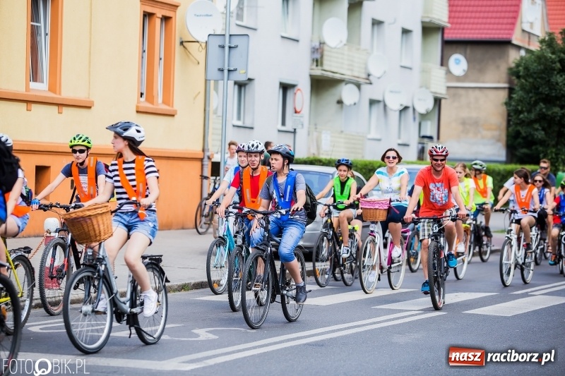 Zdjęcie w galerii na portalu naszraciborz.pl: Uczniowska rowerowa masa krytyczna na ulicach Raciborza FOTO i WIDEO wiadomości z regionu