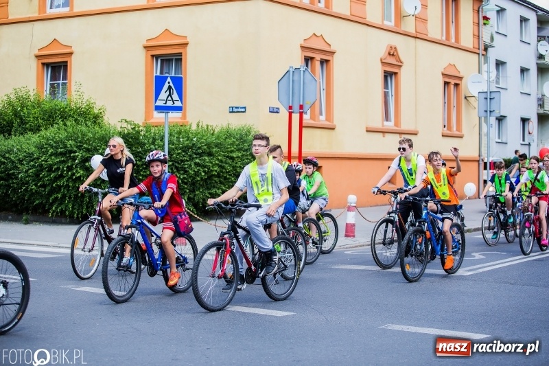 Zdjęcie w galerii na portalu naszraciborz.pl: Uczniowska rowerowa masa krytyczna na ulicach Raciborza FOTO i WIDEO wiadomości z regionu