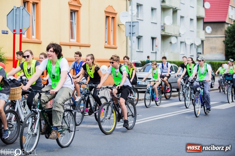 Zdjęcie w galerii na portalu naszraciborz.pl: Uczniowska rowerowa masa krytyczna na ulicach Raciborza FOTO i WIDEO wiadomości z regionu