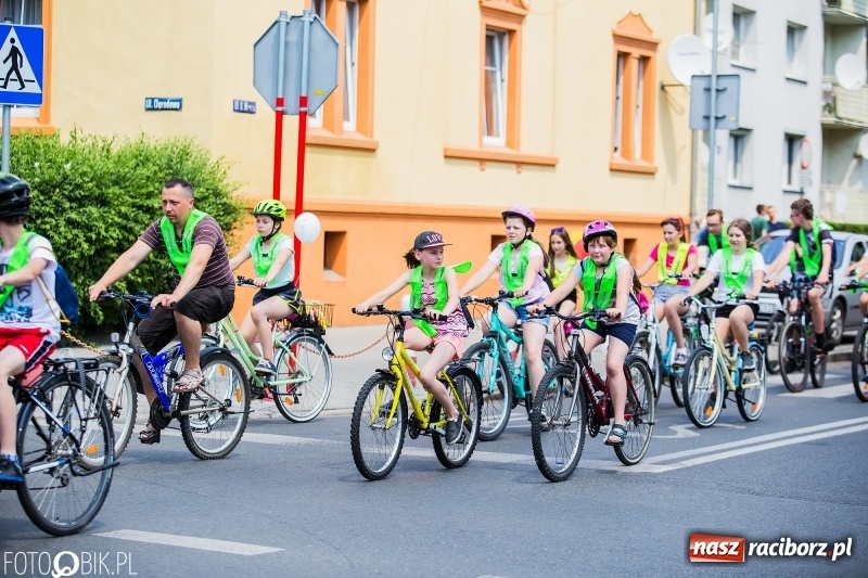 Zdjęcie w galerii na portalu naszraciborz.pl: Uczniowska rowerowa masa krytyczna na ulicach Raciborza FOTO i WIDEO wiadomości z regionu