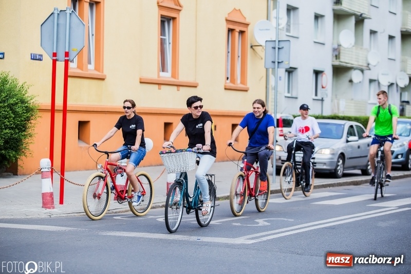 Zdjęcie w galerii na portalu naszraciborz.pl: Uczniowska rowerowa masa krytyczna na ulicach Raciborza FOTO i WIDEO wiadomości z regionu