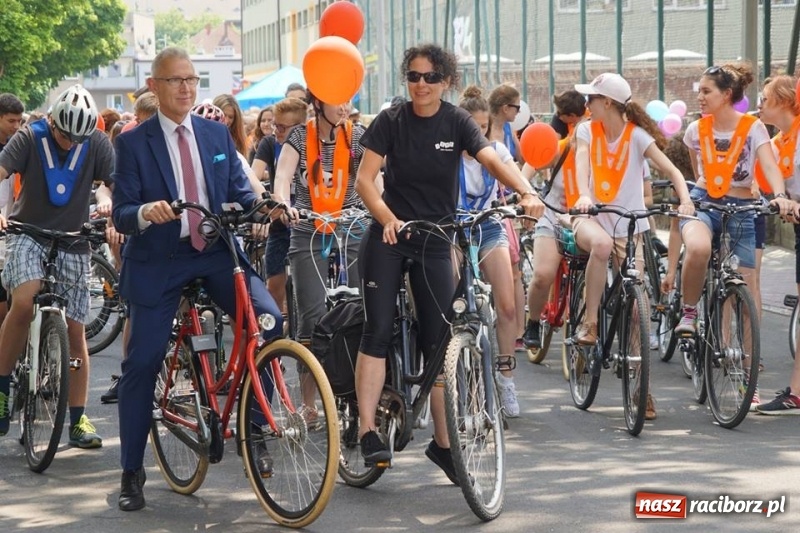 Zdjęcie w galerii na portalu naszraciborz.pl: Uczniowska rowerowa masa krytyczna na ulicach Raciborza FOTO i WIDEO wiadomości z regionu
