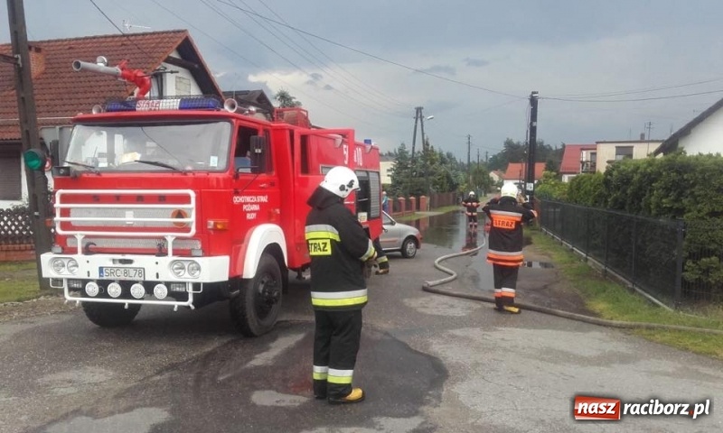 Zdjęcie w galerii na portalu naszraciborz.pl: Zalany garaż i jezdnia. Strażacy usuwali skutki ulewy wiadomości z regionu