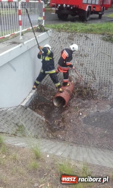 Zdjęcie w galerii na portalu naszraciborz.pl: Zalany garaż i jezdnia. Strażacy usuwali skutki ulewy wiadomości z regionu