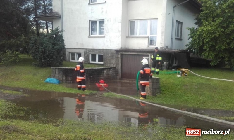 Zdjęcie w galerii na portalu naszraciborz.pl: Zalany garaż i jezdnia. Strażacy usuwali skutki ulewy wiadomości z regionu