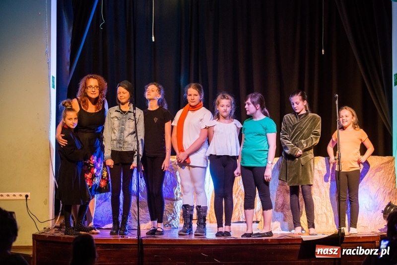 Zdjęcie w galerii na portalu naszraciborz.pl: Premiera spektaklu Mały Książę w MDK wiadomości z regionu