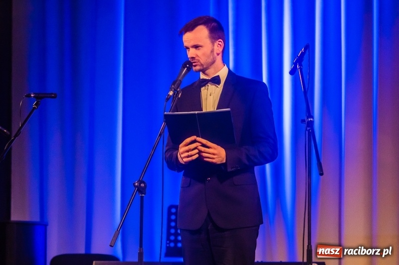 Zdjęcie w galerii na portalu naszraciborz.pl: Nauczyciele Szkoły Muzycznej zagrali dla swych uczniów. Jak wyszło? Zobaczcie wideo wiadomości z regionu