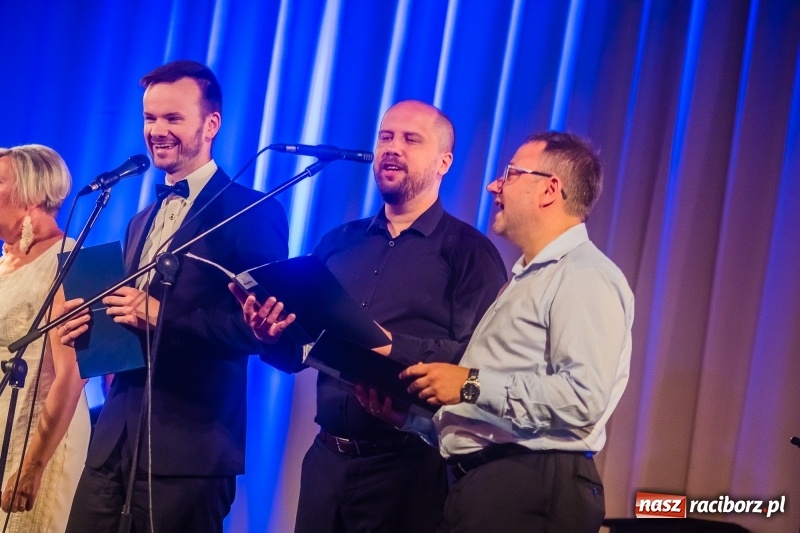 Zdjęcie w galerii na portalu naszraciborz.pl: Nauczyciele Szkoły Muzycznej zagrali dla swych uczniów. Jak wyszło? Zobaczcie wideo wiadomości z regionu