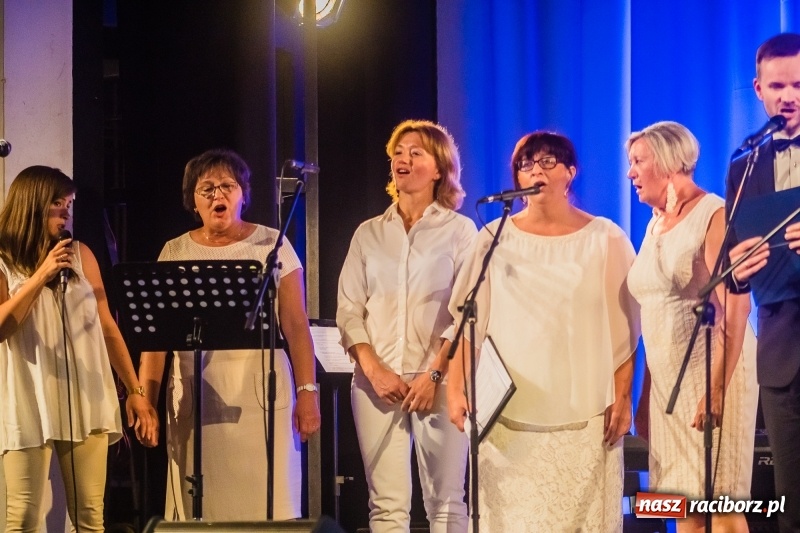 Zdjęcie w galerii na portalu naszraciborz.pl: Nauczyciele Szkoły Muzycznej zagrali dla swych uczniów. Jak wyszło? Zobaczcie wideo wiadomości z regionu