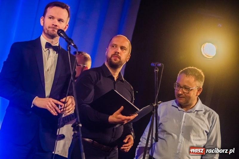 Zdjęcie w galerii na portalu naszraciborz.pl: Nauczyciele Szkoły Muzycznej zagrali dla swych uczniów. Jak wyszło? Zobaczcie wideo wiadomości z regionu