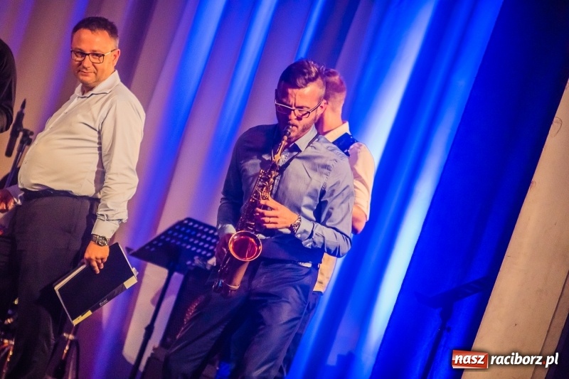 Zdjęcie w galerii na portalu naszraciborz.pl: Nauczyciele Szkoły Muzycznej zagrali dla swych uczniów. Jak wyszło? Zobaczcie wideo wiadomości z regionu