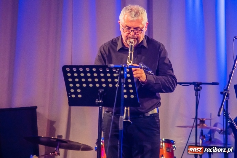 Zdjęcie w galerii na portalu naszraciborz.pl: Nauczyciele Szkoły Muzycznej zagrali dla swych uczniów. Jak wyszło? Zobaczcie wideo wiadomości z regionu