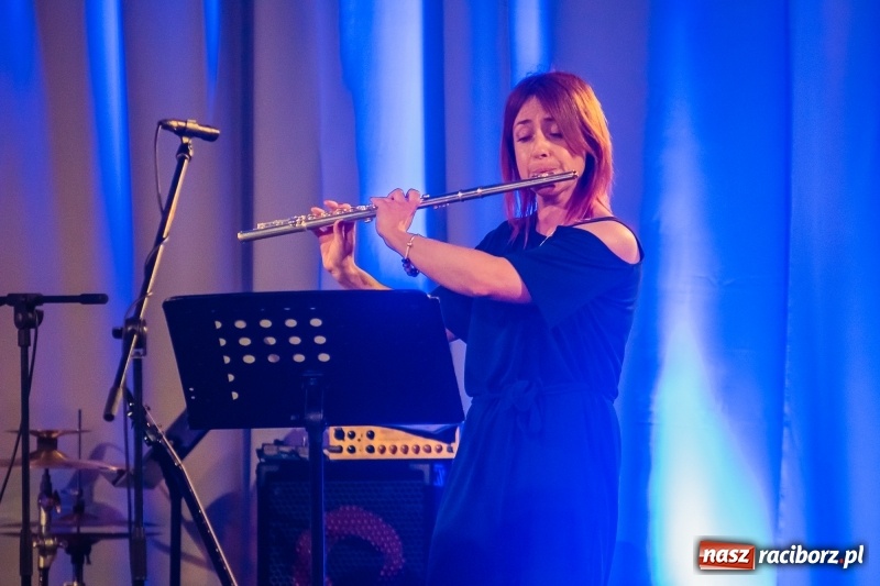 Zdjęcie w galerii na portalu naszraciborz.pl: Nauczyciele Szkoły Muzycznej zagrali dla swych uczniów. Jak wyszło? Zobaczcie wideo wiadomości z regionu