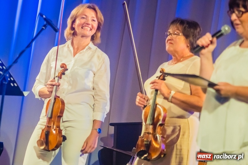 Zdjęcie w galerii na portalu naszraciborz.pl: Nauczyciele Szkoły Muzycznej zagrali dla swych uczniów. Jak wyszło? Zobaczcie wideo wiadomości z regionu