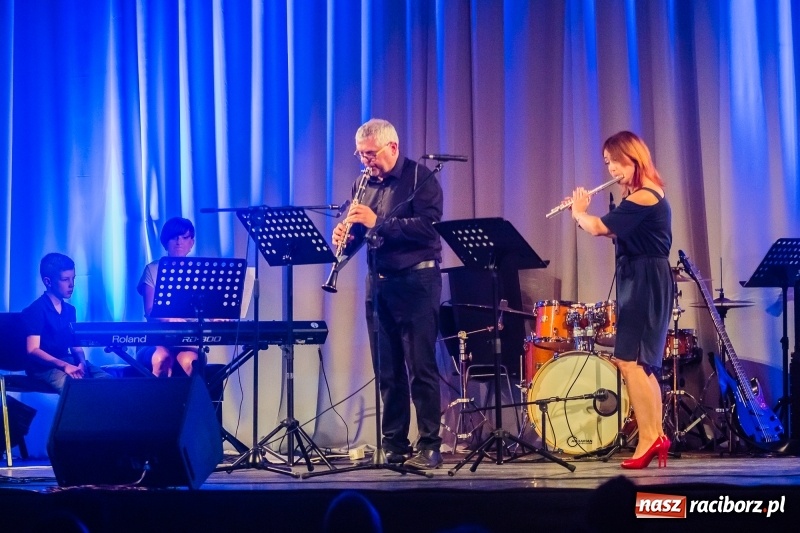 Zdjęcie w galerii na portalu naszraciborz.pl: Nauczyciele Szkoły Muzycznej zagrali dla swych uczniów. Jak wyszło? Zobaczcie wideo wiadomości z regionu