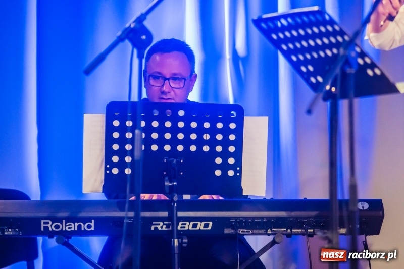 Zdjęcie w galerii na portalu naszraciborz.pl: Nauczyciele Szkoły Muzycznej zagrali dla swych uczniów. Jak wyszło? Zobaczcie wideo wiadomości z regionu