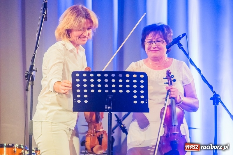 Zdjęcie w galerii na portalu naszraciborz.pl: Nauczyciele Szkoły Muzycznej zagrali dla swych uczniów. Jak wyszło? Zobaczcie wideo wiadomości z regionu