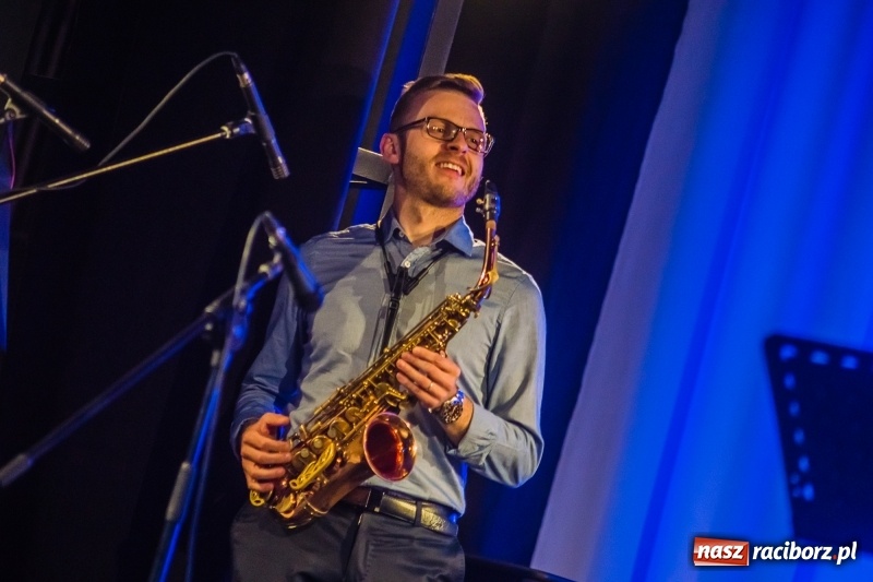 Zdjęcie w galerii na portalu naszraciborz.pl: Nauczyciele Szkoły Muzycznej zagrali dla swych uczniów. Jak wyszło? Zobaczcie wideo wiadomości z regionu