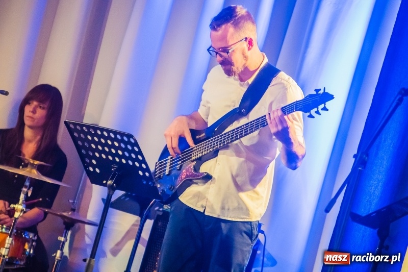 Zdjęcie w galerii na portalu naszraciborz.pl: Nauczyciele Szkoły Muzycznej zagrali dla swych uczniów. Jak wyszło? Zobaczcie wideo wiadomości z regionu