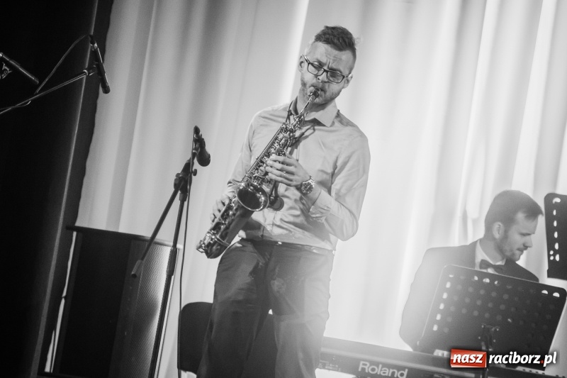 Zdjęcie w galerii na portalu naszraciborz.pl: Nauczyciele Szkoły Muzycznej zagrali dla swych uczniów. Jak wyszło? Zobaczcie wideo wiadomości z regionu