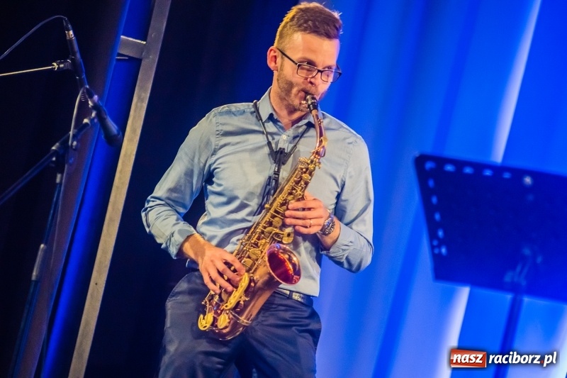 Zdjęcie w galerii na portalu naszraciborz.pl: Nauczyciele Szkoły Muzycznej zagrali dla swych uczniów. Jak wyszło? Zobaczcie wideo wiadomości z regionu