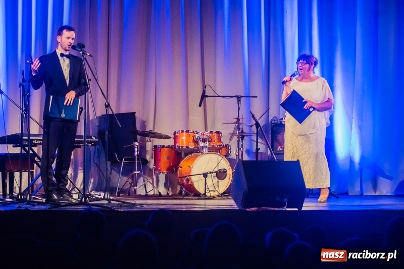 Zdjęcie w galerii na portalu naszraciborz.pl: Nauczyciele Szkoły Muzycznej zagrali dla swych uczniów. Jak wyszło? Zobaczcie wideo wiadomości z regionu